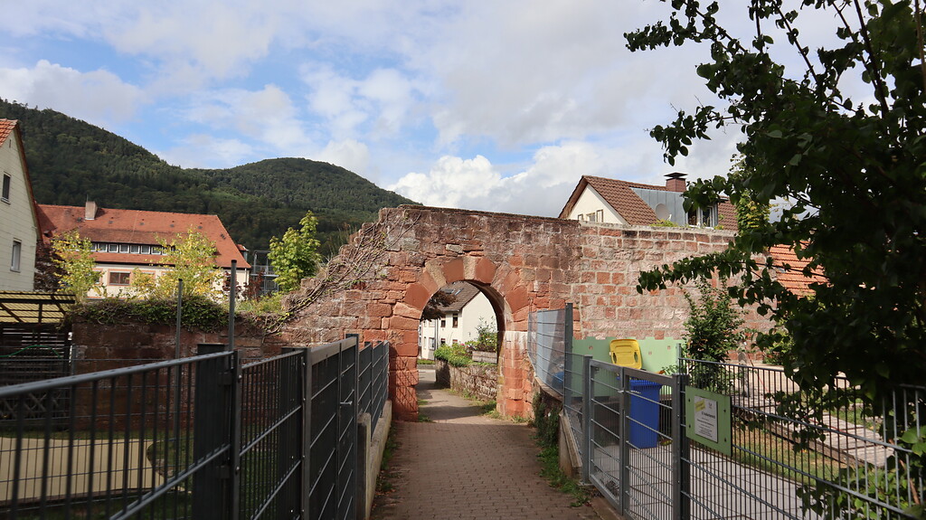 Rekonstruktion eines Stadtmauerrests im Südwesten des Ortes, mit ehem. Stadtmauergraben (heute Gärten) (2019).