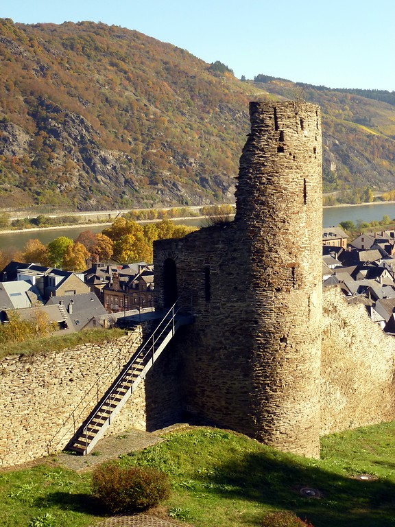 Pulverturm der Stadtbefestigung von Oberwesel (2016): Der Pulverturm ist der einzige halbrunde Schalenturm mit kegelförmigem Dachhelm der bergseitigen Stadtbefestigung.