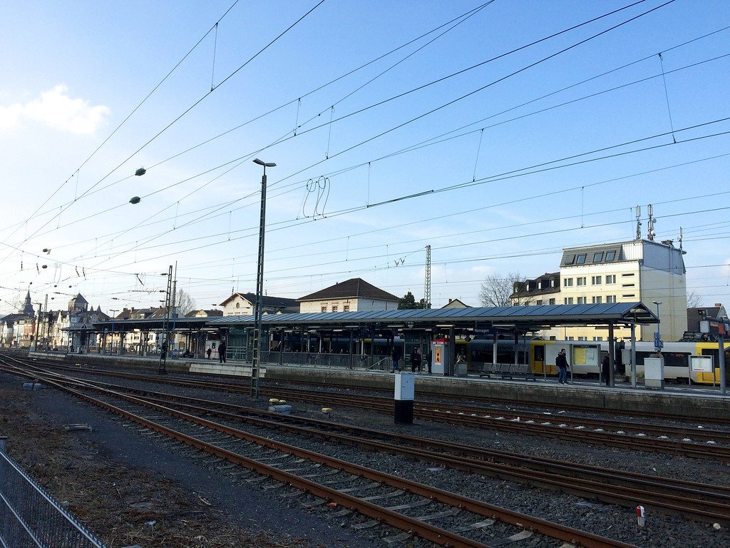 Bahnhof Remagen (2018), Gleiskörper und Bahnsteige von Südwesten aus gesehen.