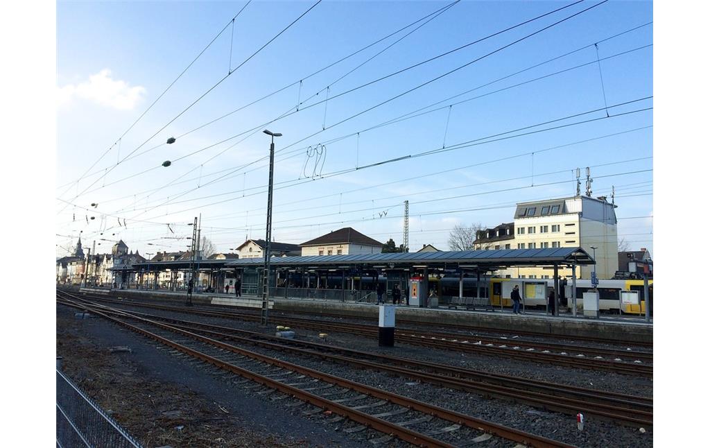Bahnhof Remagen (2018), Gleiskörper und Bahnsteige von Südwesten aus gesehen.
