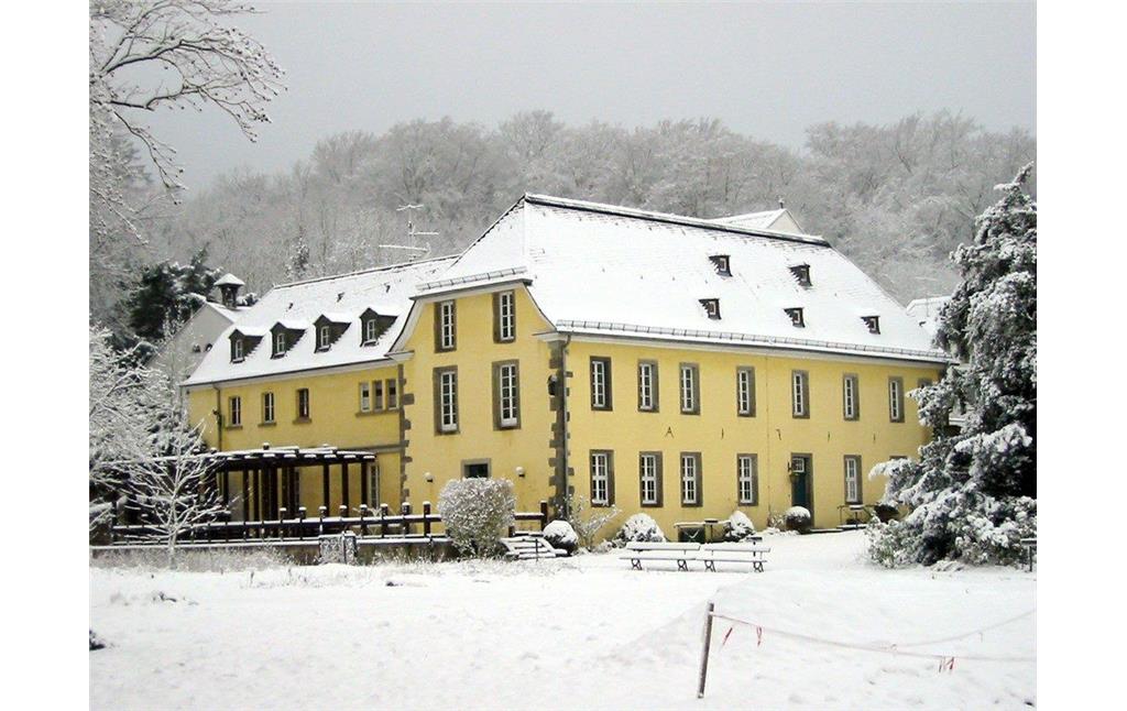 Ehemalige Wirtschaftsgebäude der Abtei Heisterbach im Schnee (2010).