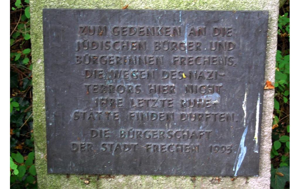 Inschriftentafel des Gedenksteins auf dem Frechener Judenfriedhof "Herbertskaule" (2013)
