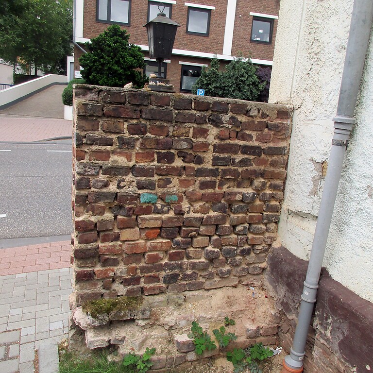 Der erhaltene Rest einer erkennbar älteren Ziegelmauer im Bereich des früheren Standorts der 1938/39 abgerissenen Synagoge Mechernich in der Rathergasse (2020).