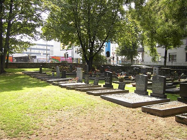 Eine Reihe von Gräbern auf dem Judenfriedhof in Koblenz-Rauental (2006).