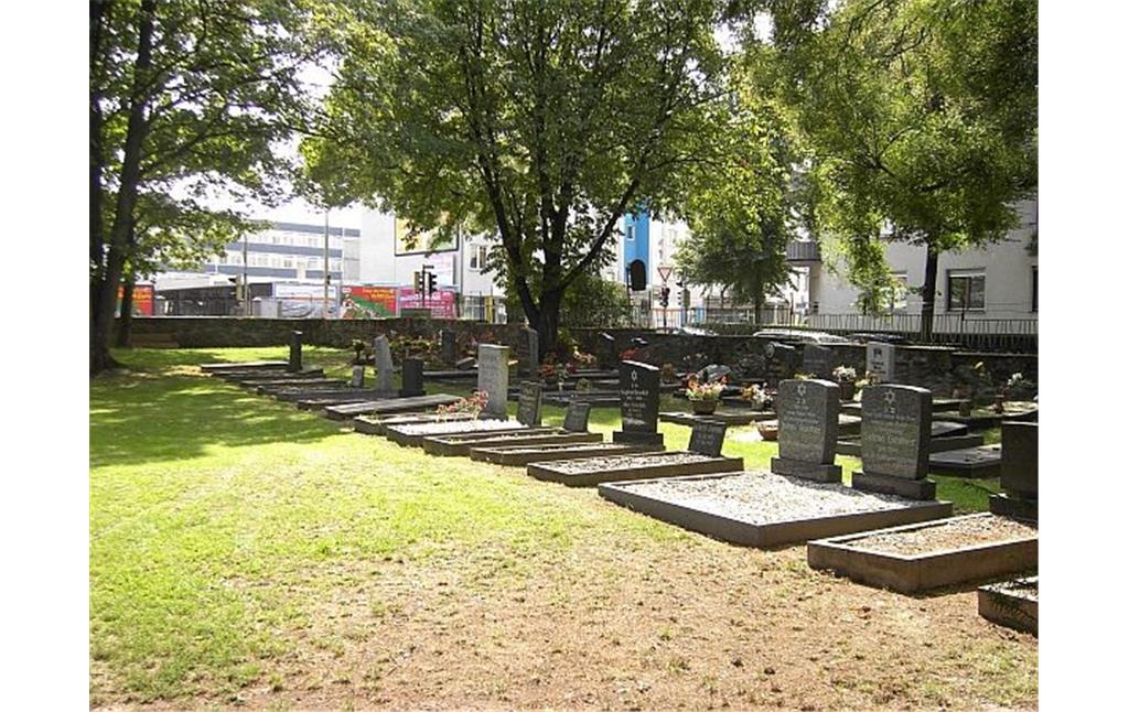 Eine Reihe von Gräbern auf dem Judenfriedhof in Koblenz-Rauental (2006).