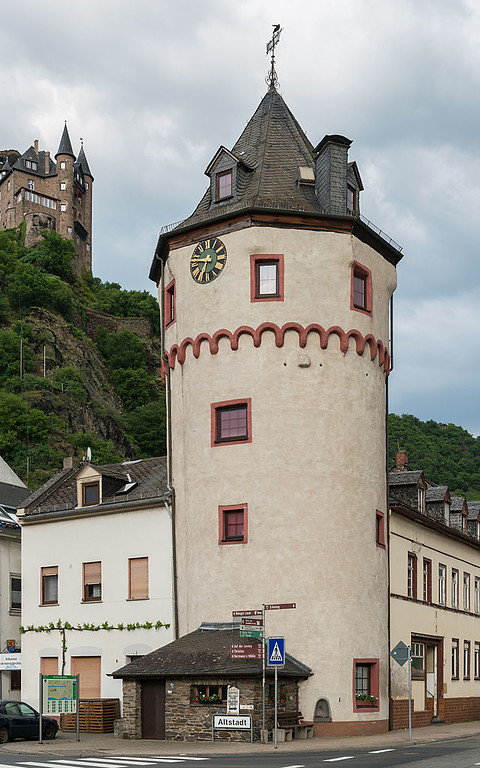 Runder Turm in Sankt Goarshausen, im Hintergrund links die Burg Katz (2015)