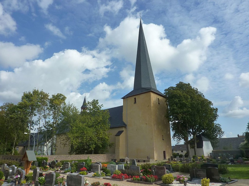 Die heutige Pfarrkirche "St. Stephani Auffindung" mit davor liegendem Friedhof in Zülpich-Bürvenich, ehemals Kirche der 1802 aufgehobenen Zisterzienserinnenabtei Bürvenich (2015).