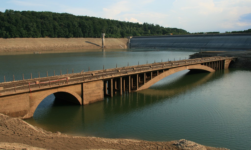 Derenbachbrücke im Stauraum der Wahnbachtalsperre, aufgenommen am 2.7.2008