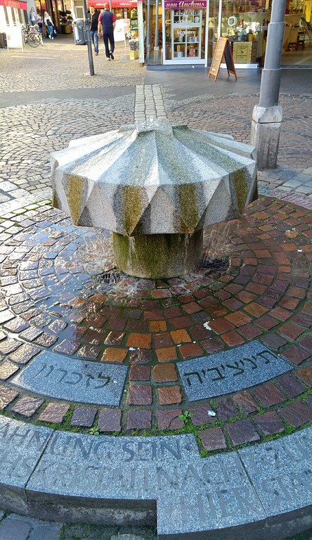 Ehemaliger Standort der Synagoge in Siegburg: Der Brunnen zur Erinnerung an das frühere jüdische Gotteshaus (2016).