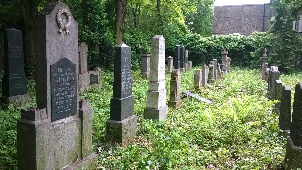 Gräberreihe auf dem jüdischen Friedhof in Köln-Lindenthal (2014)