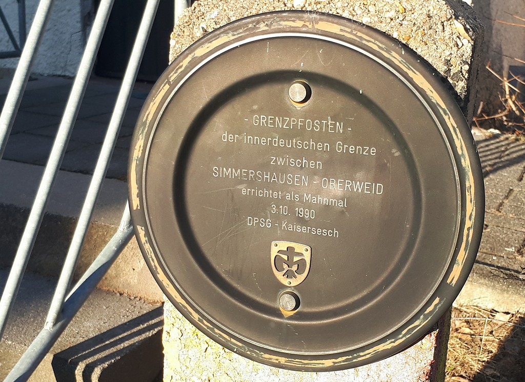 Tafel an dem kleinen Mahnmal zur Deutschen Einheit am Pfarrheim in Kaisersesch (2019).
