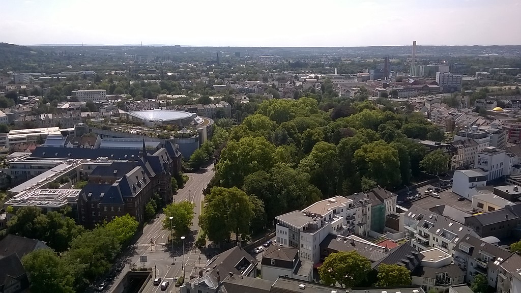 Blick vom Dach des neuen Stadthauses am Berliner Platz hinunter auf den Alten Friedhof in Bonn (2015).