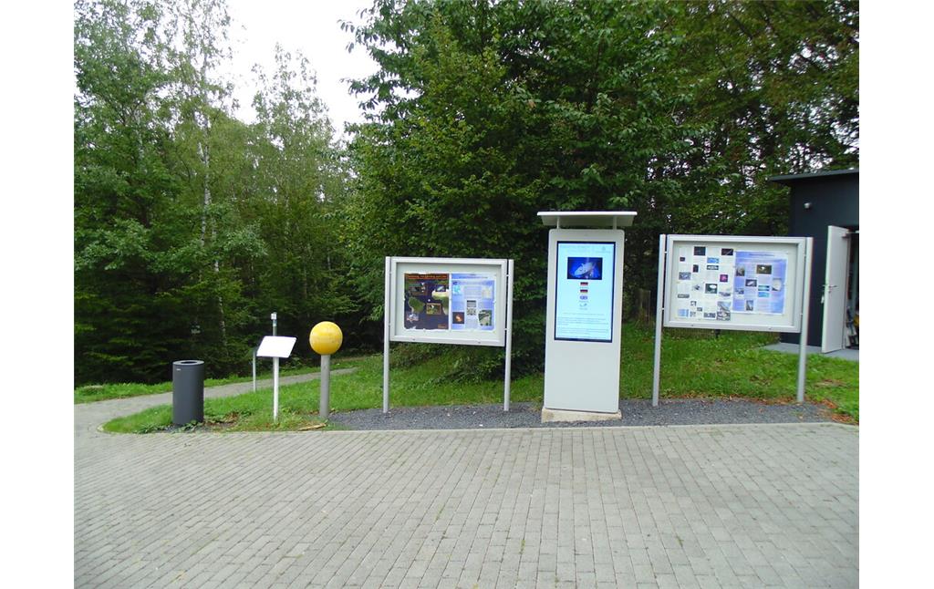 Informationstafeln am Besucherzentrum oberhalb des Radioteleskops Effelsberg bei Bad Münstereifel (2020).
