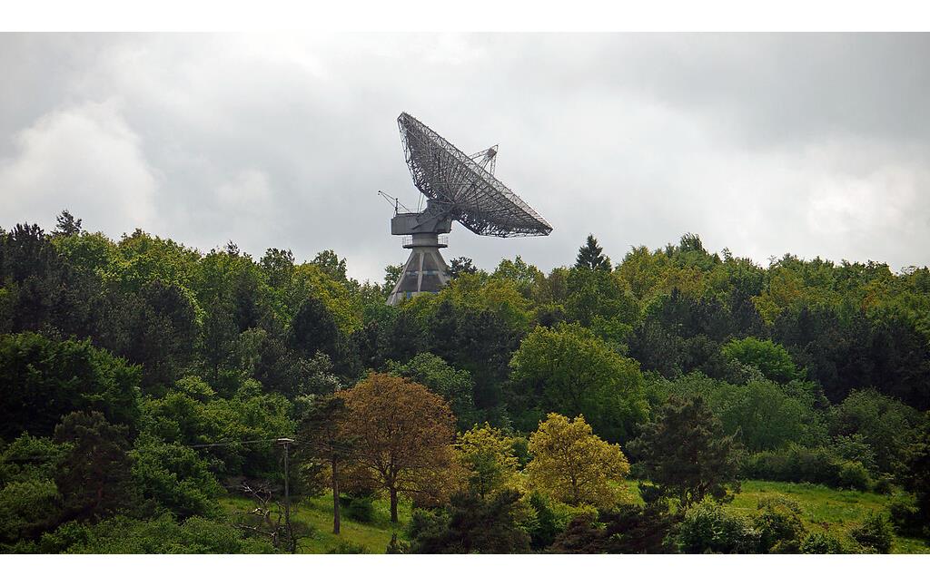 Blick auf das Radioteleskop Astropeiler Stockert auf dem Berg Stockert bei Bad Münstereifel (2010).
