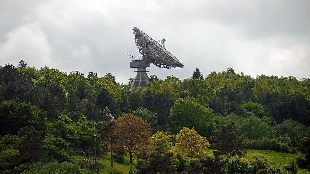 Blick auf das Radioteleskop Astropeiler Stockert auf dem Berg Stockert bei Bad Münstereifel (2010).