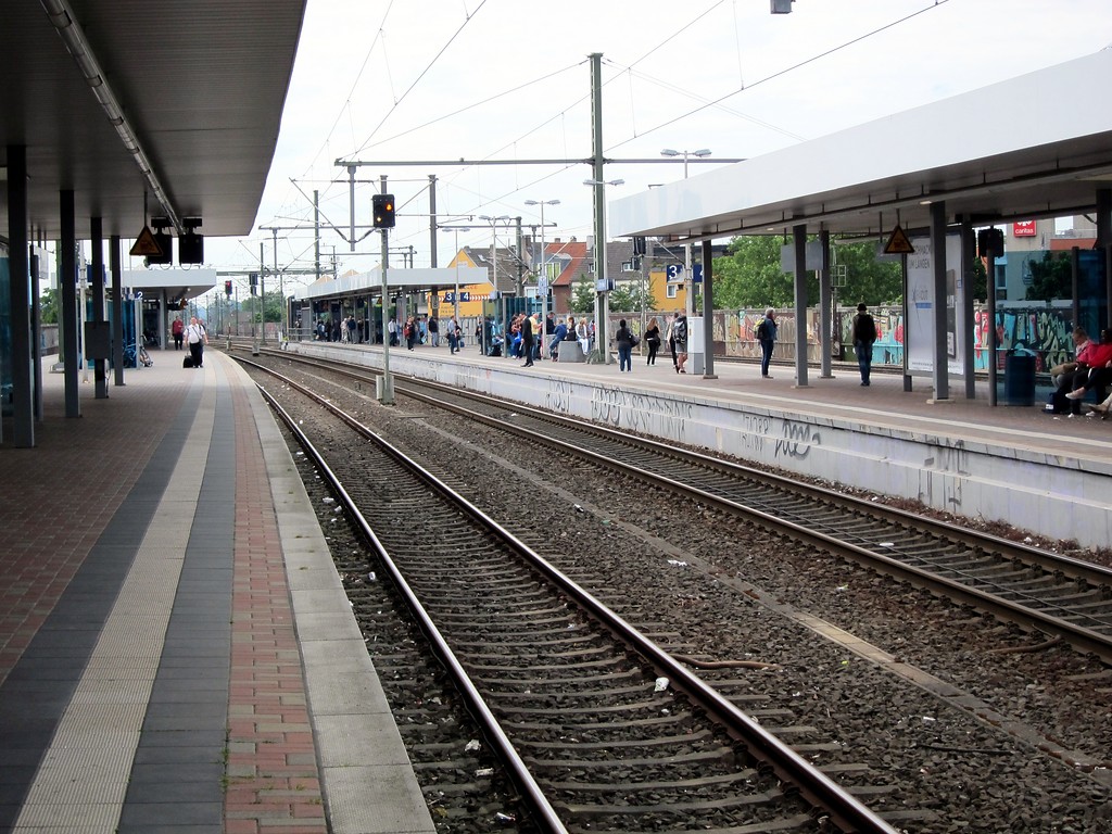Bahnsteige und Gleiskörper des Bahnhofs Köln-Ehrenfeld (2015)