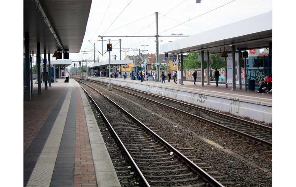 Bahnsteige und Gleiskörper des Bahnhofs Köln-Ehrenfeld (2015)
