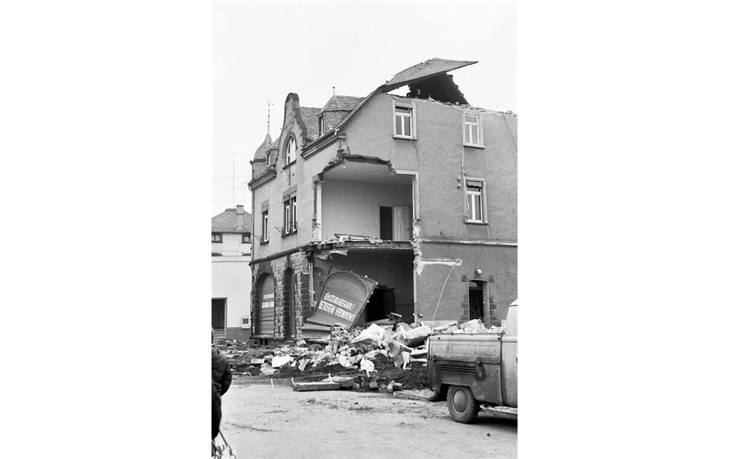 Schäden an der Südfassade des Hauses Pickel (Bahnhofstraße 29) in Plaidt (1968)