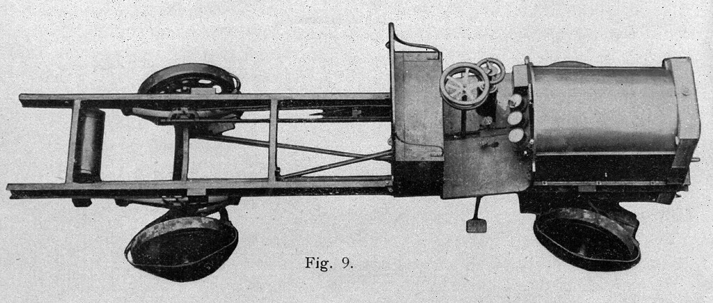 Ansicht eines LKW-Nutzfahrzeugs vom Typ "Dynamobil" der "Ernst Heinrich Geist Elektrizitäts AG" in Köln-Zollstock (um 1905). Gut zu erkennen sind die Elektroantriebe an allen vier Rädern sowie die Allradlenkung.