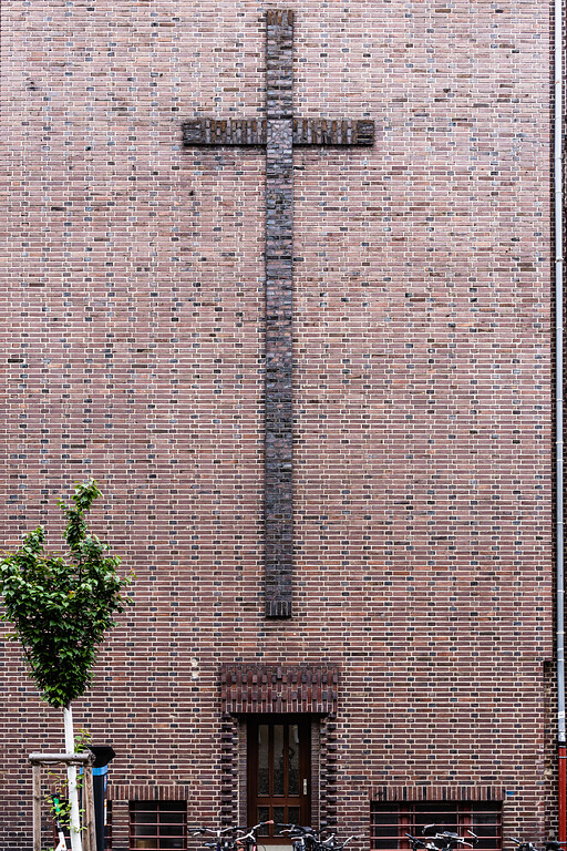 Gemauertes Kreuz an der Fassade der Kirche St. Karl Borromäus in Köln-Sülz (2021)
