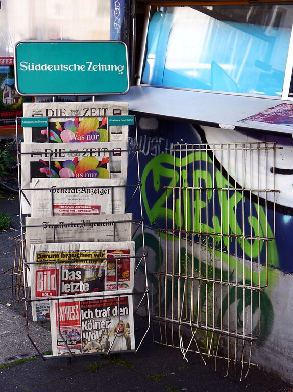 Zeitungsständer vor dem Büdchen im Bonner Musikerviertel (2021)