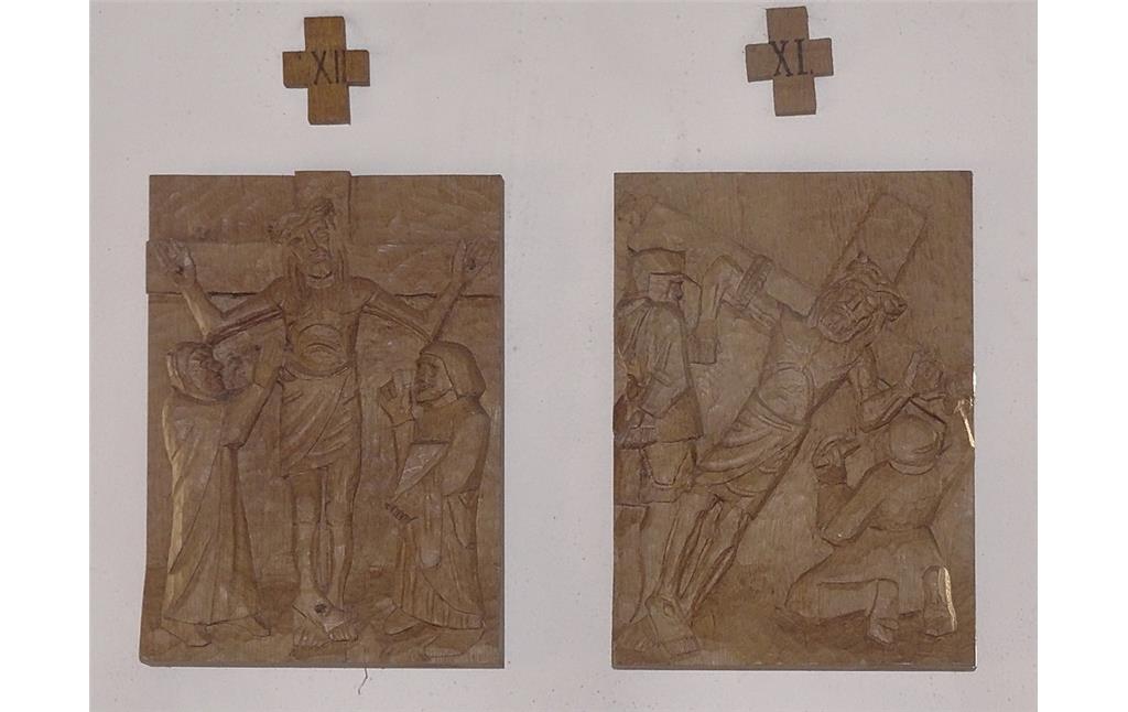 Kreuzwegszenen 11 und 12 des Bildschnitzers Josef Janssen von 1992 in der Kapelle Sankt Dionysius in Waldorf (2018).