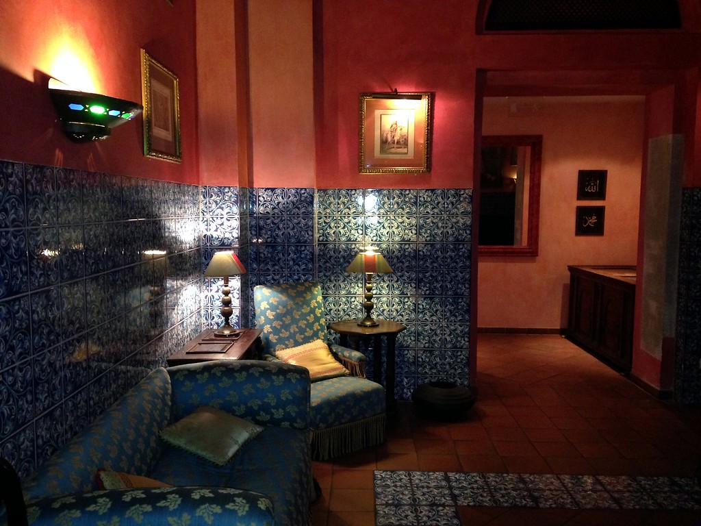 Blau-weiße Kacheln im maurisch-spanischen Stil (2014); Maurischer Salon, Schloss Sayn.
