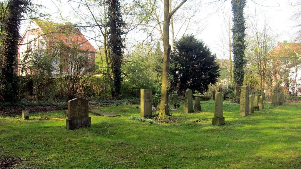 Grabstellen und Grabsteine auf dem Jüdischen Friedhof am Ostglacis in Wesel (2014)