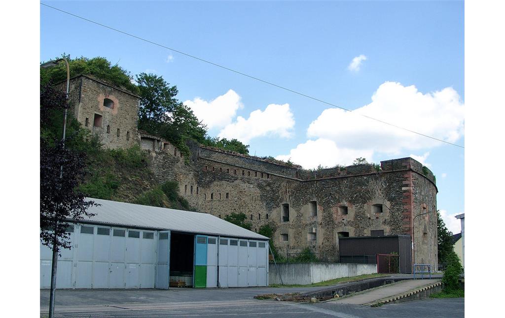 Die Preußische Festung "Feste Kaiser Franz" in Koblenz-Lützel (2004). Zu sehen sind der südliche Kopfbau des Hauptreduits (links) und der Kehlturm (rechts).
