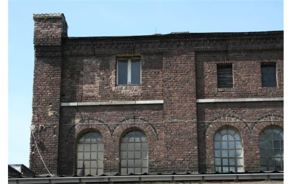 Die Ostseite der Fabrik der Papiermühle am Angerbach.