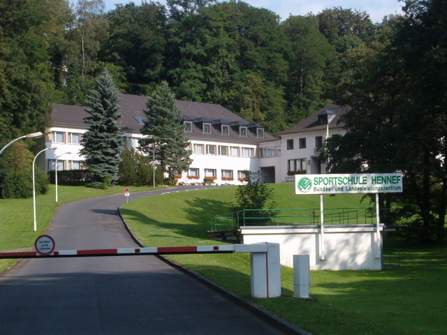 Außenansicht der Sportschule in Hennef im August 2004.