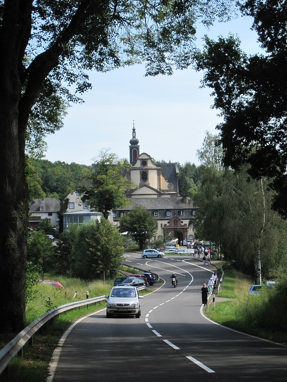 Sicht auf die Abteikirche mit dem Dachreiter von Kloster Himmerod von der Landstraße L 44 aus (2011).