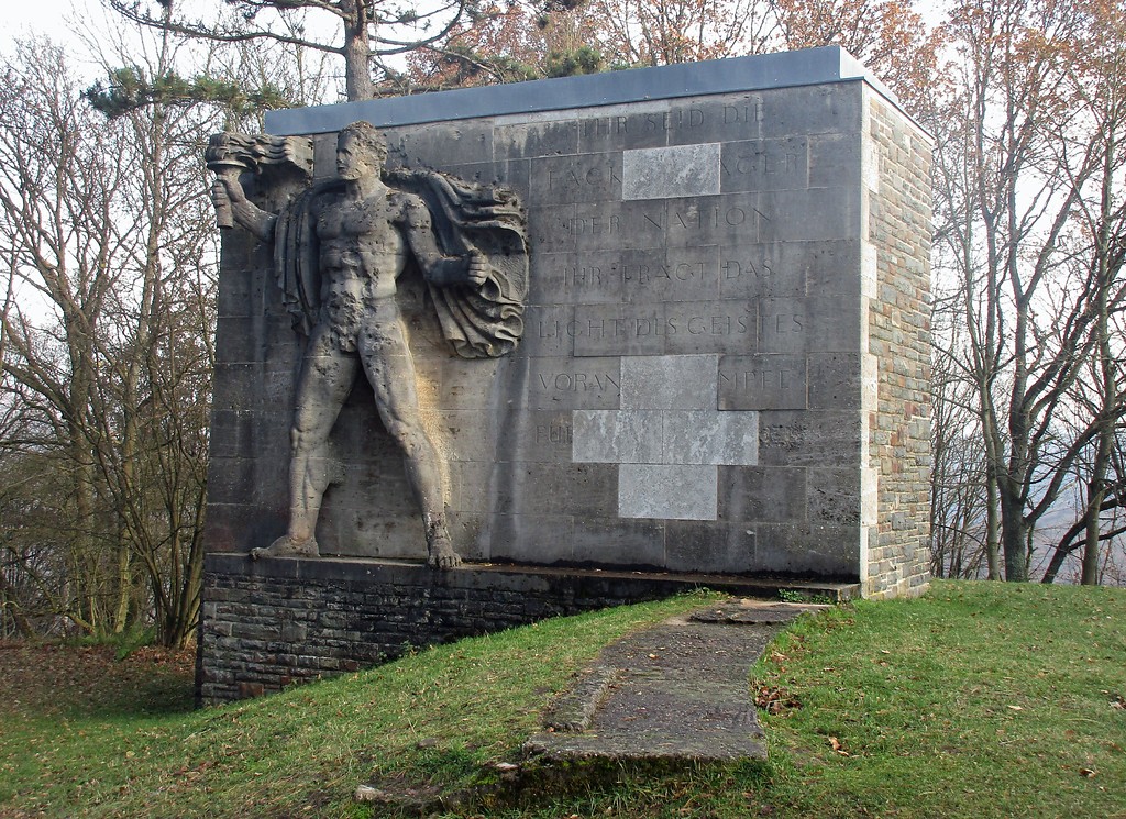 Monumentale Skulptur des "Fackelträgers" an der NS-"Ordensburg" Vogelsang (2016).