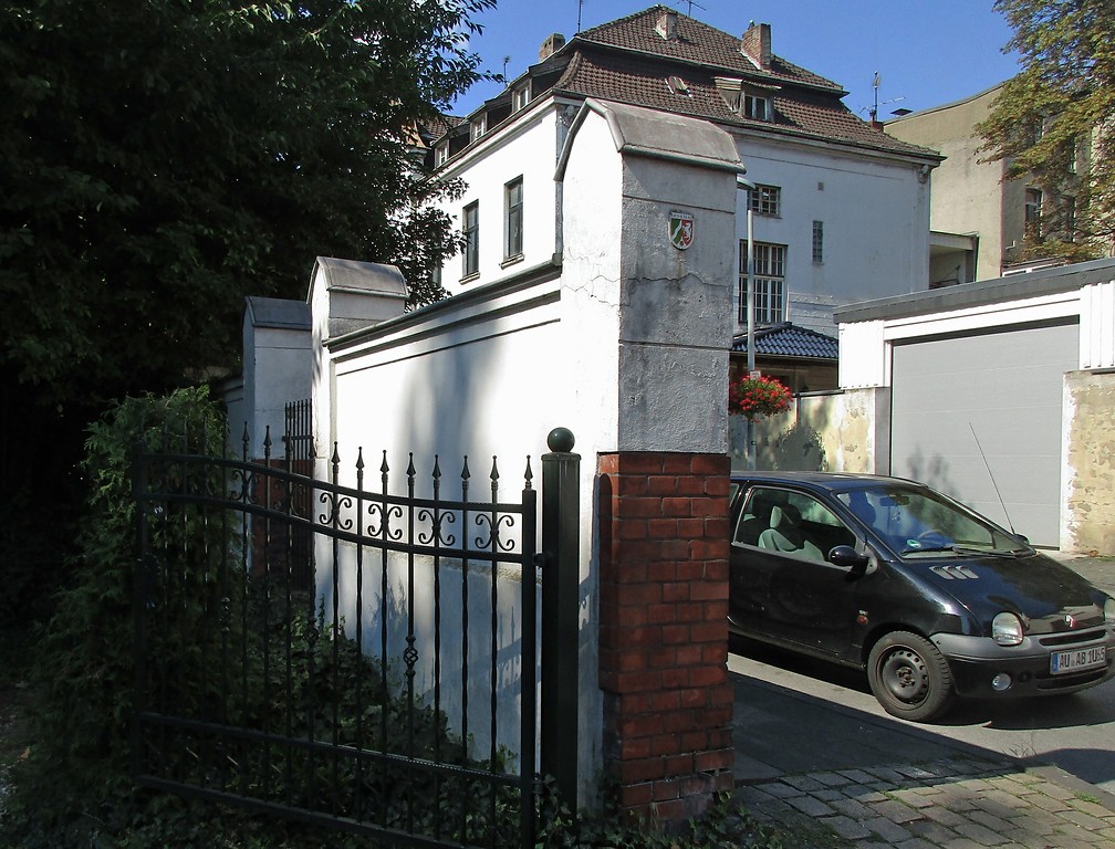 Rückansicht der Reste der Friedhofsmauer des früheren jüdischen Friedhofs Rheinbrückenstraße in Ruhrort (2016)..