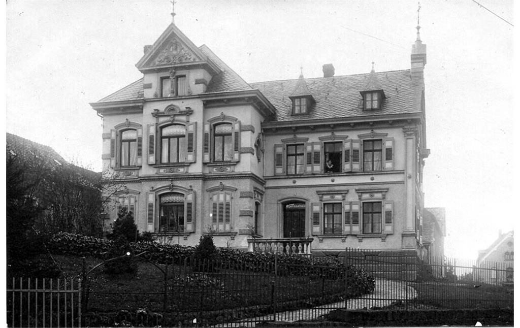 Die Villa des Töpferei-Besitzers Matthias Girmscheid an der Rheinstraße 41 in Höhr-Grenzhausen (um 1900)