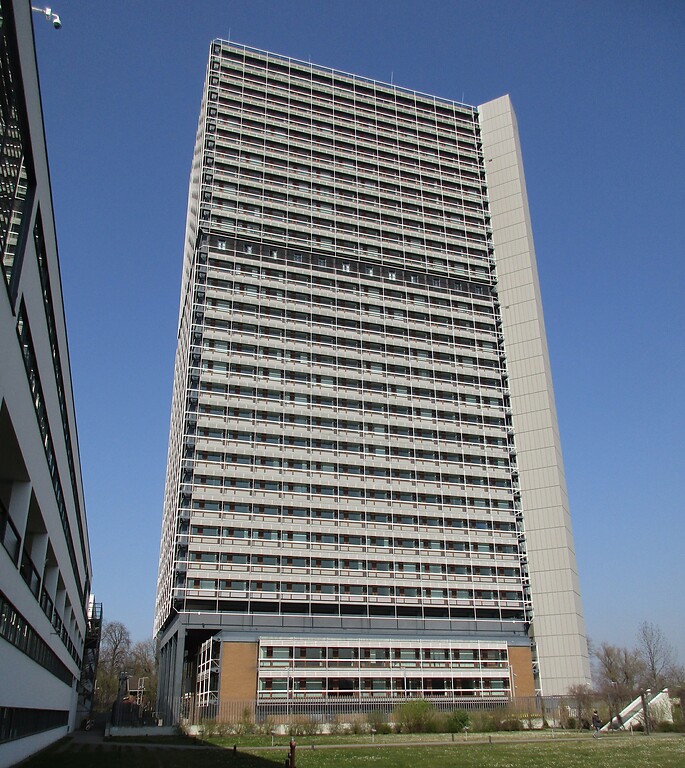 Das ab 1966 erbaute Abgeordnetenhochhaus "Langer Eugen" in Bonn-Gronau, heute genutzt von verschiedenen Organisationen der Vereinten Nationen (2022).