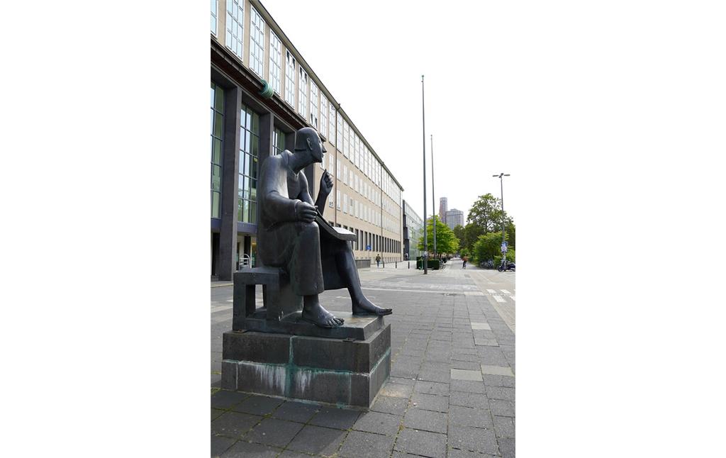 Das unter Schutz stehende Albertus-Magnus-Denkmal am Hauptgebäude der Universität zu Köln in Lindenthal (2021).