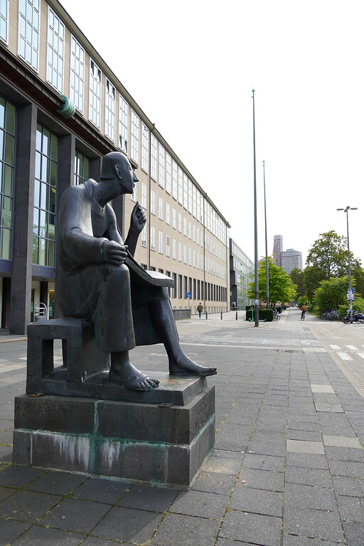 Das unter Schutz stehende Albertus-Magnus-Denkmal am Hauptgebäude der Universität zu Köln in Lindenthal (2021).