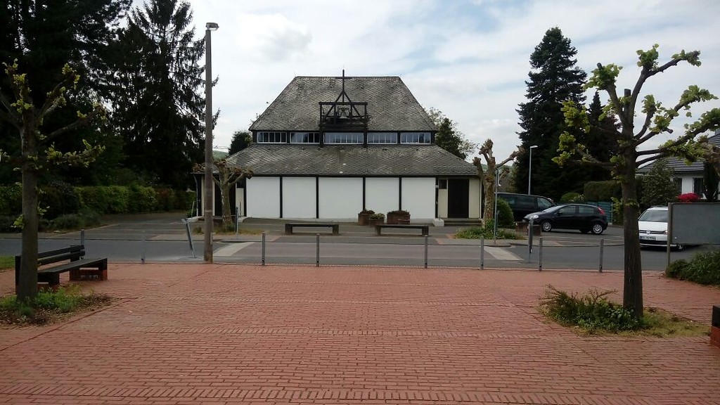Blick auf die evangelische Kirche Oberpleis vom Vorplatz des heutigen evangelischen Gemeindehauses aus betrachtet (2018)