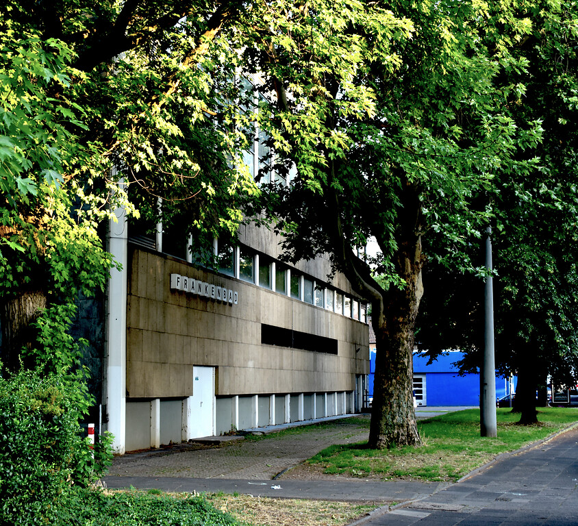 Rückwärtige Westseite des Frankenbads in Bonn, die Schwimmhalle mit dem "Frankenbad"-Schriftzug, Blickrichtung Süden (2020).