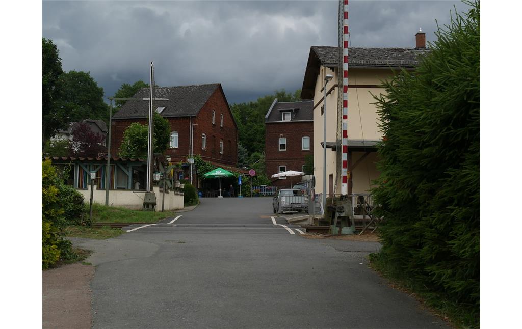 Bahnhof Fürfurt in Weinbach-Fürfurt mit Bahnübergang (2017)