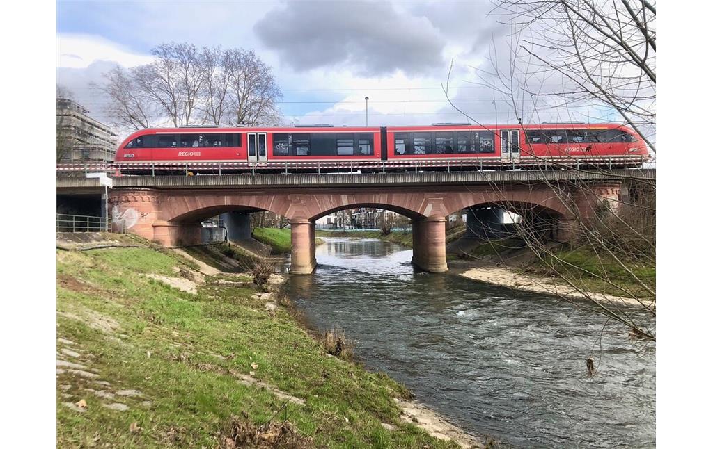 Eisenbahnbrücke der Main-Weser-Bahn über die Nidda in Bad Vilbel (2021)