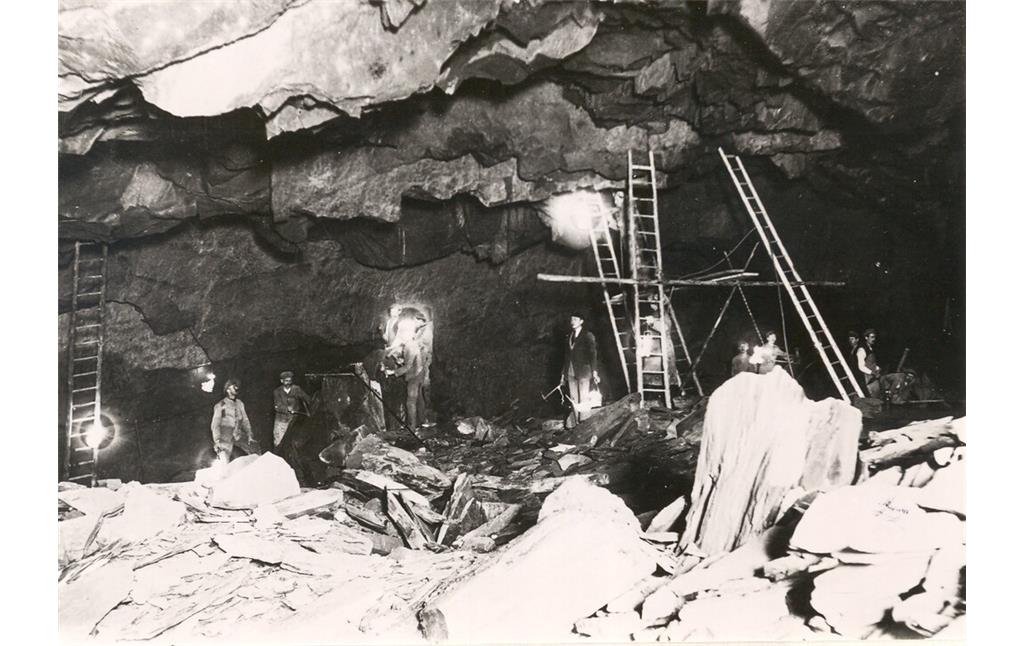Dachschieferbergbau in Kaub: Arbeiten im Abbau nach dem Rheinischen Methode (Firstenkammerbau) (1920er Jahre)