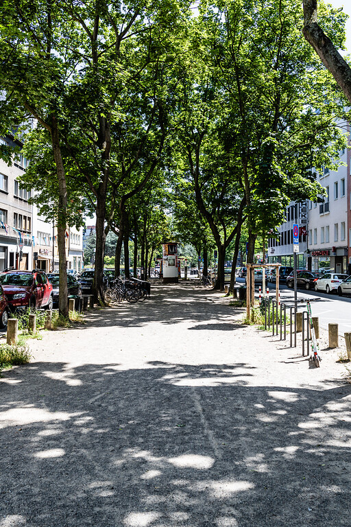 Blick auf die Kölner Sudermannstraße vom Sudermannplatz aus (2021)
