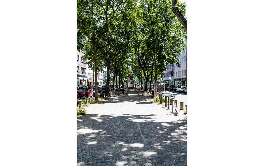 Blick auf die Kölner Sudermannstraße vom Sudermannplatz aus (2021)