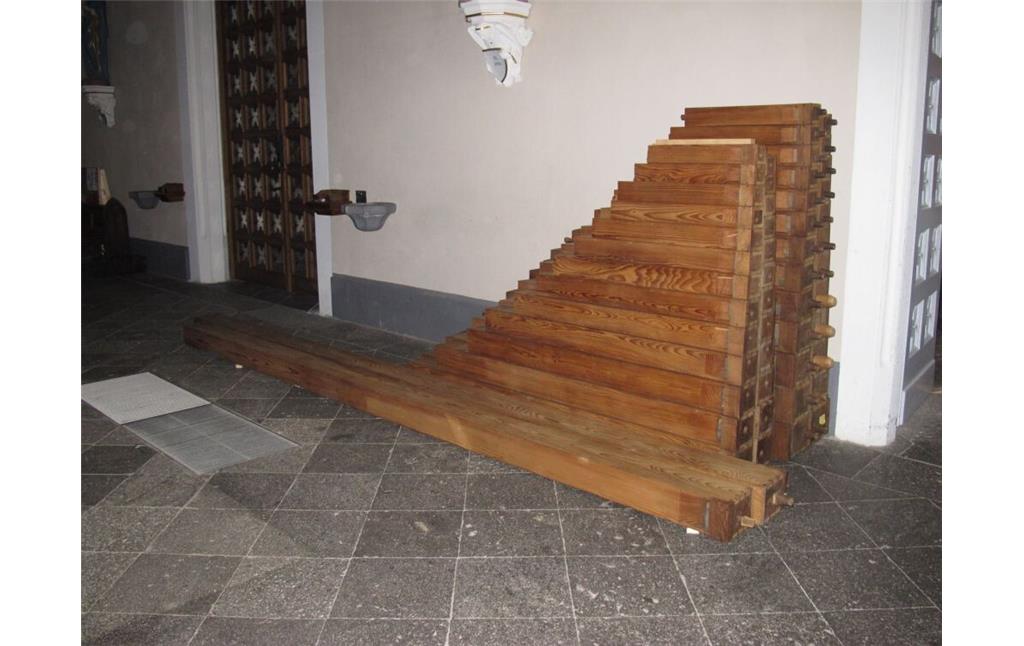 Die Holzpfeifen der Stumm-Orgel in der Pfarrkirche in Treis (2012)