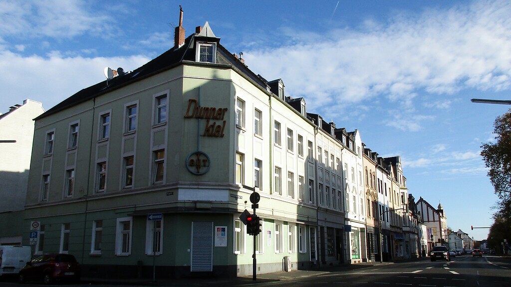 Gebäude an der Ecke Bergisch Gladbacher Straße / Ringenstraße in Köln-Holweide (2022).