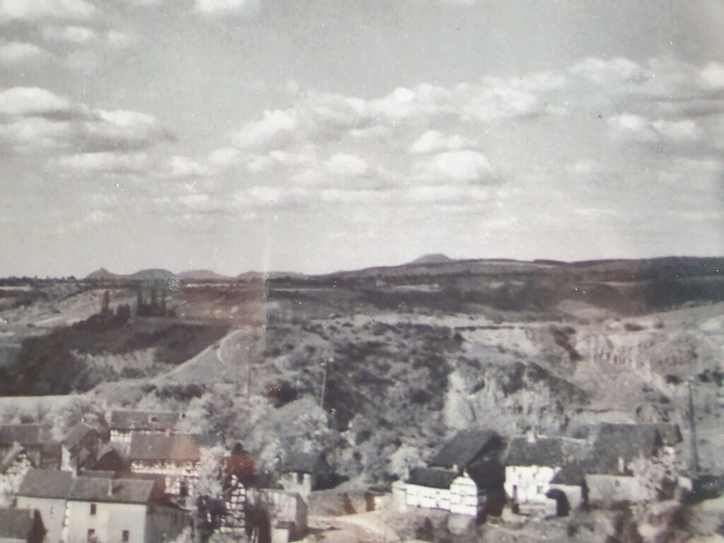 Blick auf die Ortsgemeinde Dattenberg und den Basaltsteinbruch in Dattenberg (links in der Mitte, um 1940)