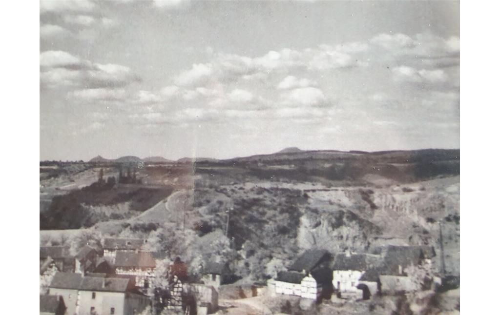 Blick auf die Ortsgemeinde Dattenberg und den Basaltsteinbruch in Dattenberg (links in der Mitte, um 1940)
