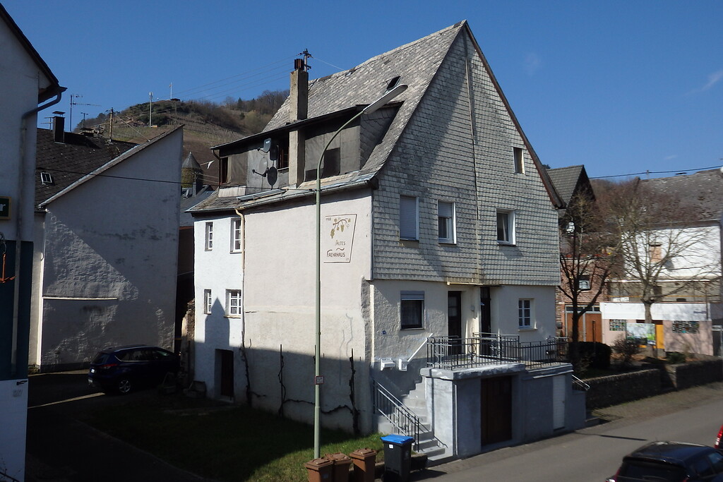 Blick auf das Doppelhaus Moselstraße 28/29 in Briedel (2020)